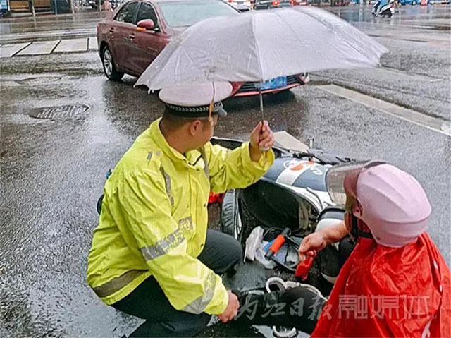 暖！隆昌交警，你撑伞的样子真帅!