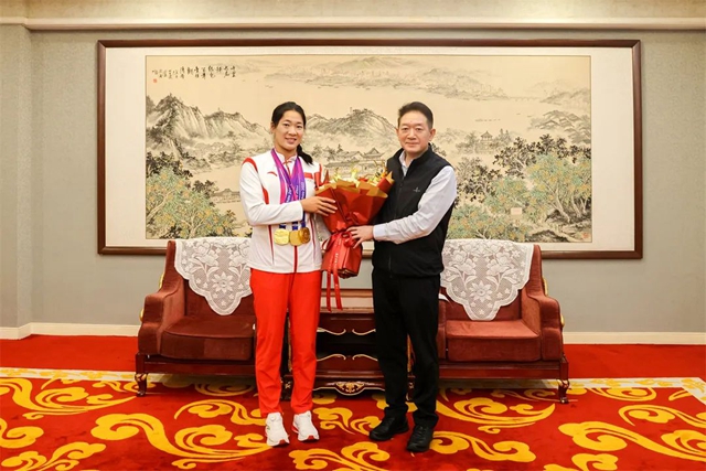 泸州市委书记杨林兴会见杭州亚运会冠军罗梦