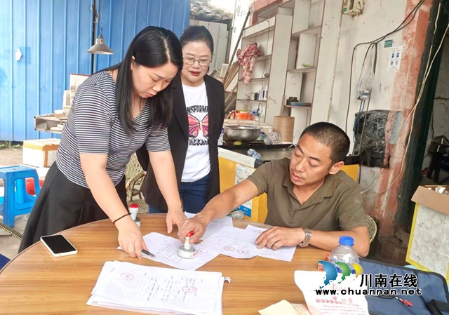 钟丽（左一）与泸县名悦龙虾基地签订劳务服务合同.jpg