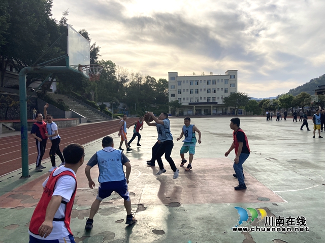 合江九支中学举行教职工篮球比赛
