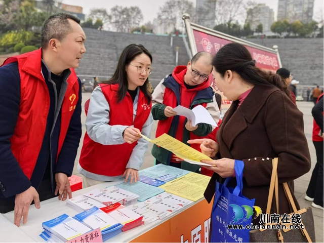 合江县人社局：人社学雷锋，服务正当时