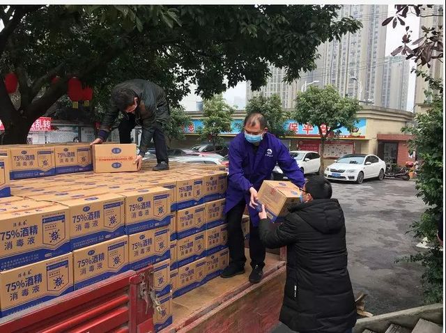 消毒酒精拿到了！宜宾翠屏区首批1.2万瓶开始免费分发！