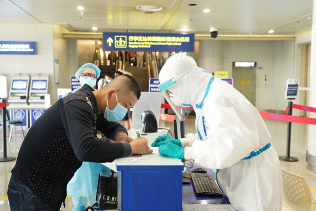 从落地到集中观察 入境旅客要过几道关？——成都“防输入”一线见闻