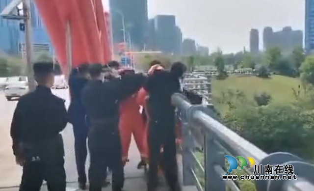 视频||泸州一年轻女子欲跳桥轻生 消防紧急出动将其救下(图1)