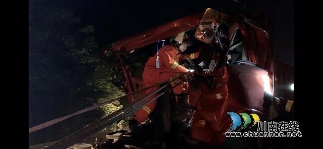 高速两车追尾 泸州消防争分夺秒救出被困司机(图5)