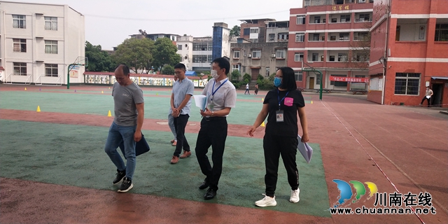 泸县得胜镇党委书记黄梅带队对得胜小学进行节前安全大检查