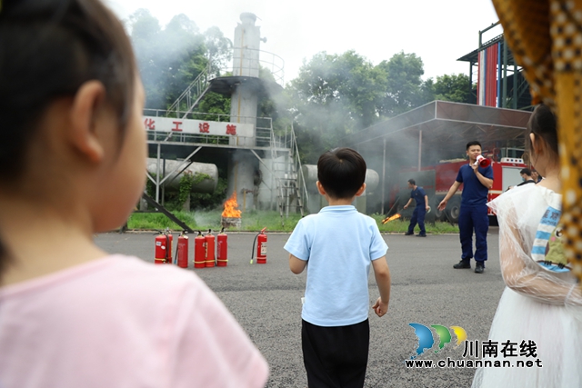 泸州：特别的儿童节！娃娃走进消防站零距离当起“消防员”(图3)