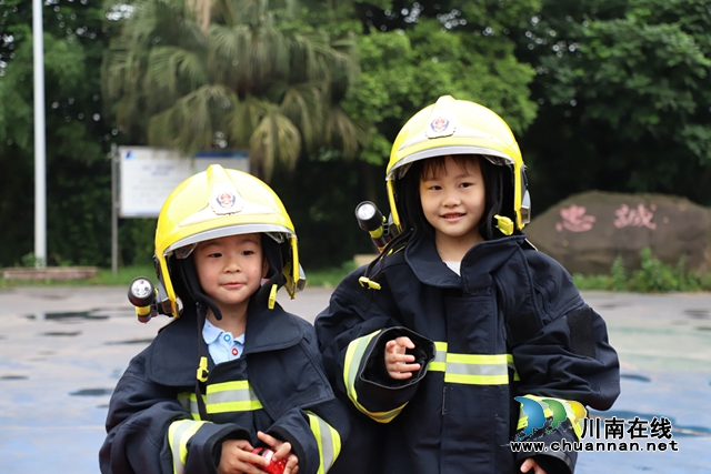 泸州：特别的儿童节！娃娃走进消防站零距离当起“消防员”(图5)