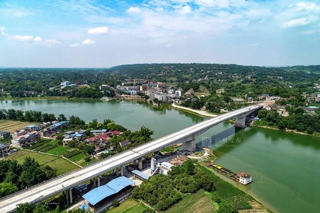 大桥是泸州渡改桥重点项目之一,位于泸县海潮镇海潮渡口下游约500米处