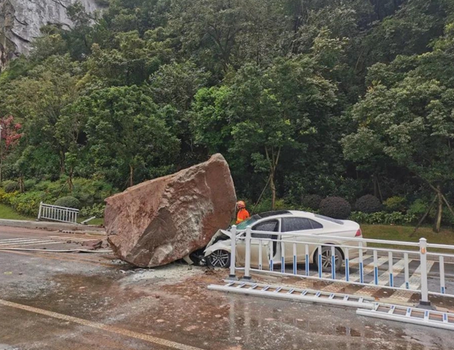 惊险！宜宾白塔山下滚落一巨石，砸中一辆汽车！(图1)