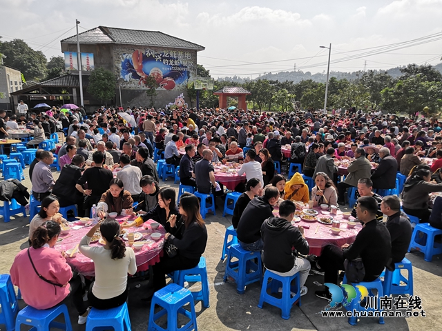 龙马潭区特兴街道举办“九九重阳节庆典” 800余名老人参加(图1)