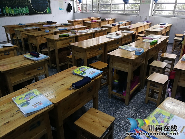 龙马潭区新民小学校举行“避震、应急疏散演练”(图1)