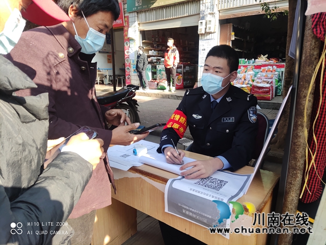 首页 采风 在泸州市,川警警盾志愿者熊锐涓,朱俨,杨锦瀚及熊雨(四川