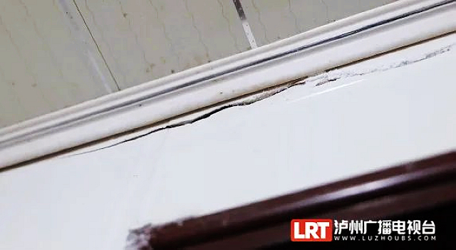 泸州一小区单元楼墙体出现裂缝，住户：房子还能住吗？