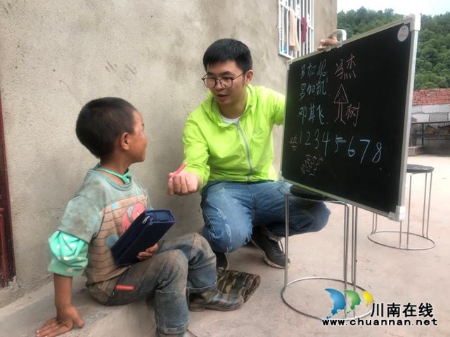 【暖心】大山里的孩子为何最喜欢他……