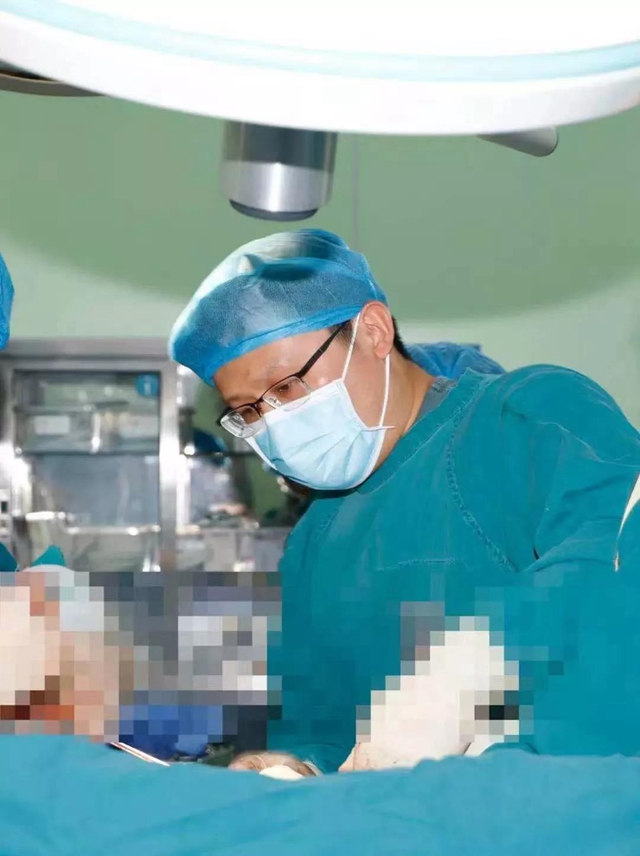 【围观】老人骑摩托被撞飞10米外，结果……