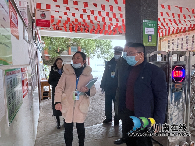 市县安全工作领导小组一行到泸县得胜小学进行安全工作专项检查
