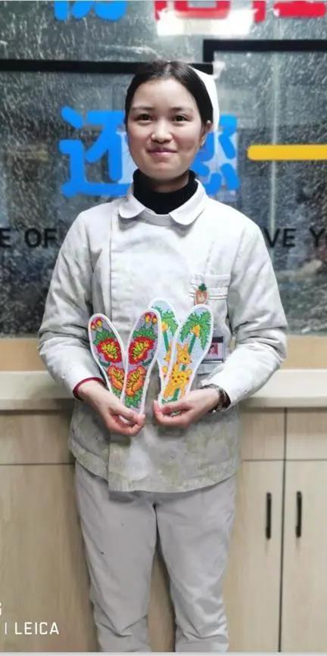 阿姨出院后亲手做鞋垫送医生：“他们每天站着做那么多手术，希望能给他们垫垫脚…”
