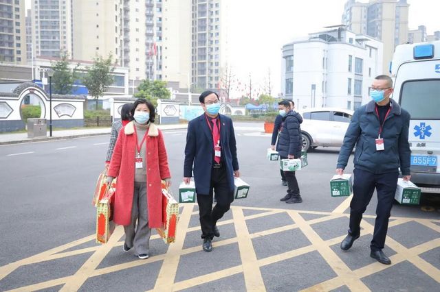 迎元旦 鼓干劲|合江县中医医院领导班子看望慰问一线职工！