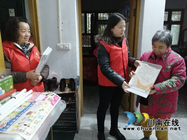 龙马潭区小市街道杜家街社区开展“庆元旦送年历”志愿服务活动