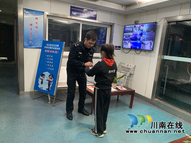 泸州：新年第一天，志愿者送出爱心夜宵200余份(图9)