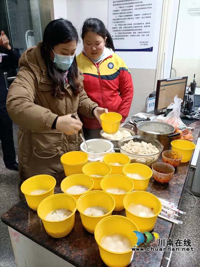 泸州：新年第一天，志愿者送出爱心夜宵200余份(图12)