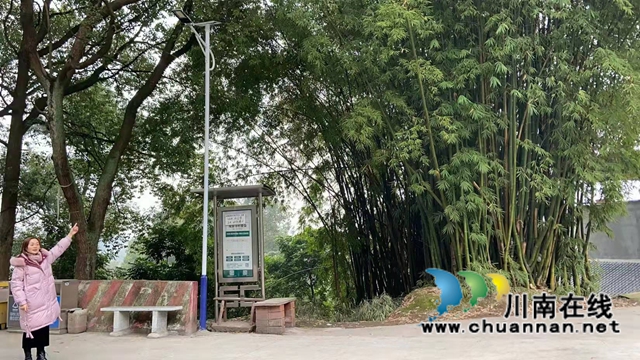 江阳区黄舣镇：爱心人士捐路灯，照亮乡村公交站
