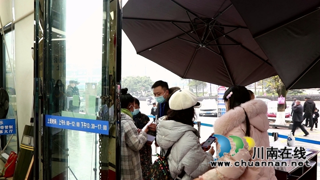 合江：新年上班第一天，窗口为民服务忙