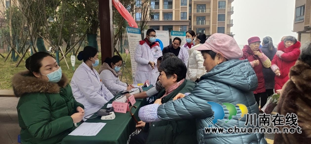 龙马潭区鱼塘街道：健康义诊进小区，服务你我零距离