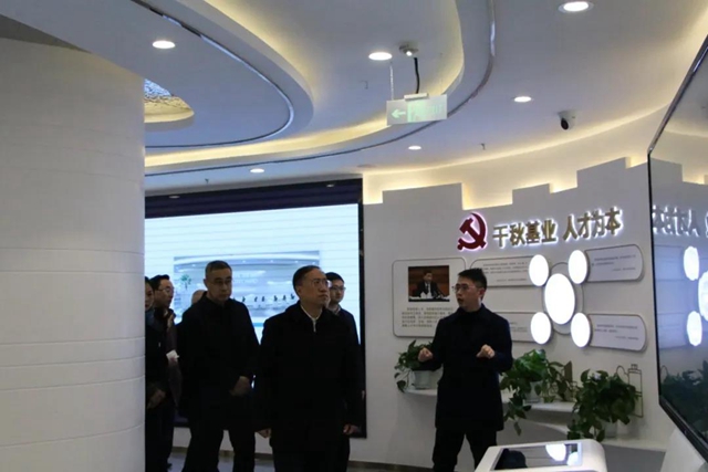 泸州市委常委、江阳区委书记郭宏川履新首日调研泸州金融商业中心(图5)