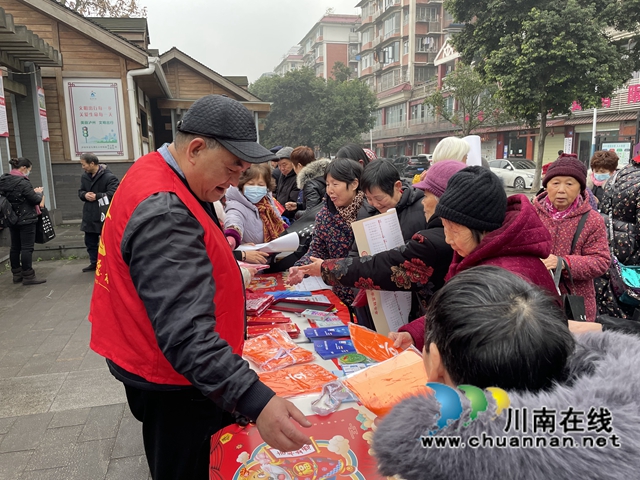 龙马潭区小市街道杜家街社区开展“建设健康家园·共享健康佳节”主题宣传活动