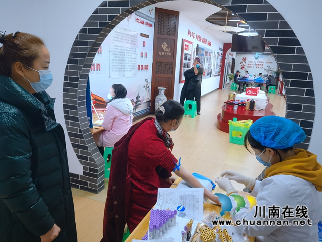 龙马潭区红星街道龙桥子社区：免费体检进社区，便民服务暖人心