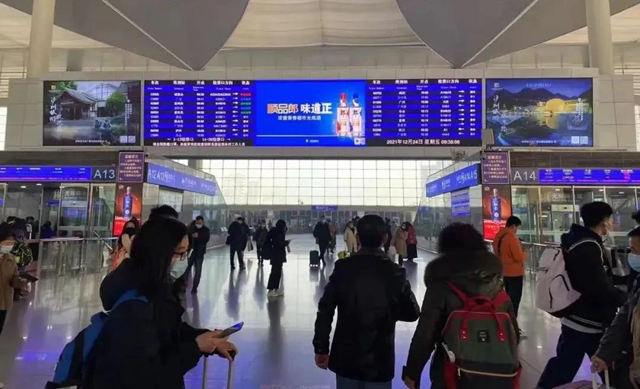 泸州文化旅游宣传画亮相高铁站(图1)