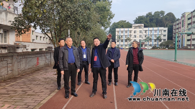 合江县政协副主席曾祥海一行到九支中学调研