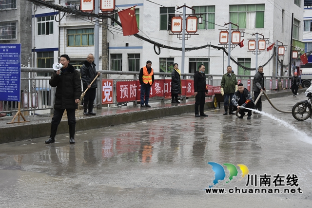升级在即，古蔺县丹桂镇“白加黑”沥青路铺筑进行中......