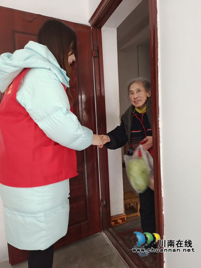 龙马潭区红星街道大驿坝：探望特困老人，温暖传递人心