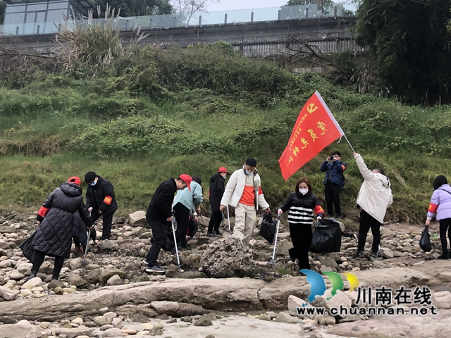 江阳区华阳街道开展河岸环境卫生专项整治志愿服务活动