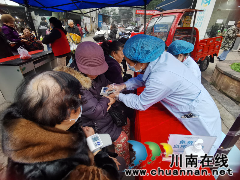 龙马潭区小市街道合道街社区妇联“护佑女性健康”公益活动进楼院