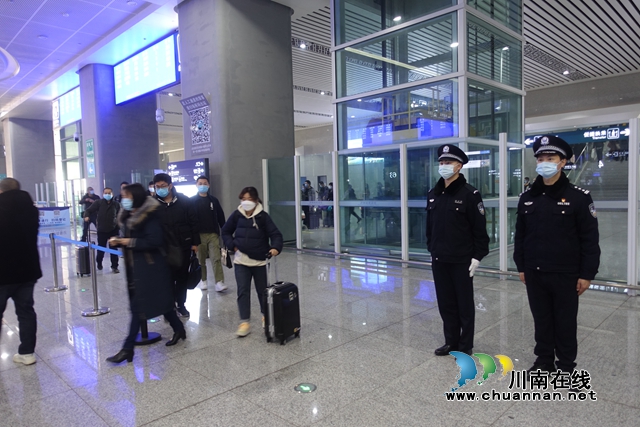 泸州：高铁站迎春运首考，蓝盾+警盾志愿者到岗(图4)