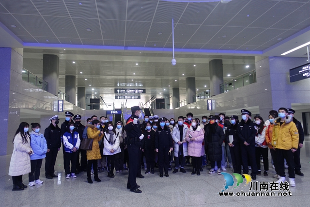 泸州:高铁站迎春运首考,蓝盾+警盾志愿者到岗(图6) 泸州:高铁站迎春运首考,蓝盾+警盾志愿者到岗(图6)