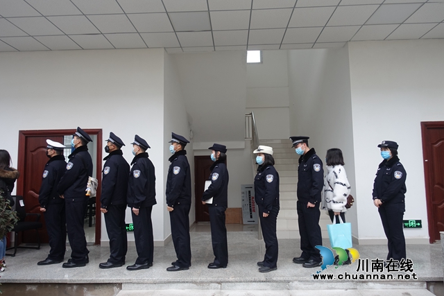 泸州:高铁站迎春运首考,蓝盾+警盾志愿者到岗(图9) 泸州:高铁站迎春运首考,蓝盾+警盾志愿者到岗(图9)