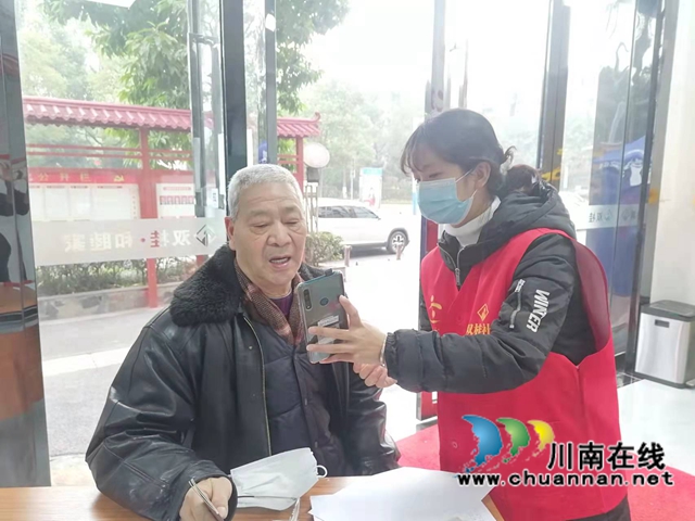 龙马潭区红星街道双桂社区：上门认证提速度，社保服务有温度(图2)