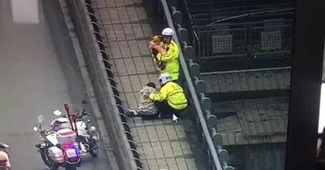 泸州:女婴放冰冷的地上,女子爬上了沱一桥栏杆......(图2) 泸州:女婴放冰冷的地上,女子爬上了沱一桥栏杆......(图2)