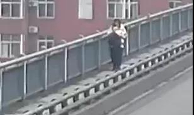 泸州：女婴放冰冷的地上，女子爬上了沱一桥栏杆......