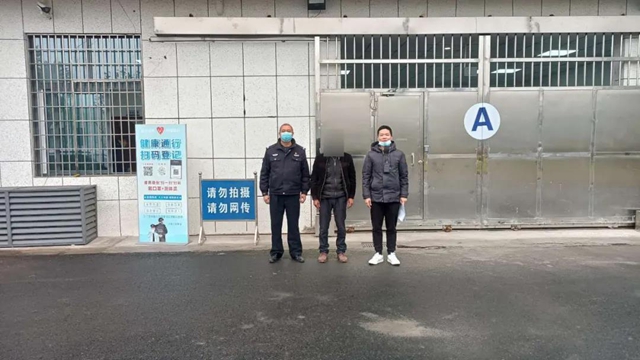 泸县：哥哥被隔离，弟弟不满掌掴村长被拘！