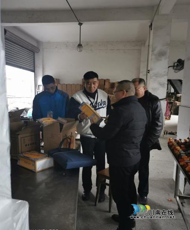 重拳出击!江阳区2天扣押5682瓶白酒(图2) 重拳出击!江阳区2天扣押5682瓶白酒(图2)