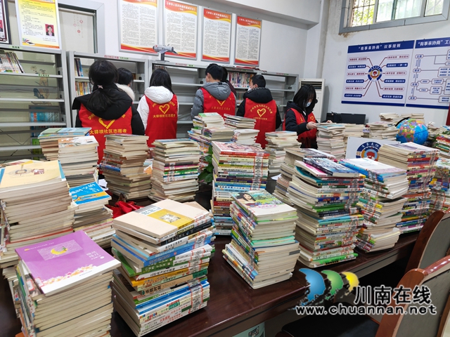 龙马潭区大驿坝社区开展整理社区图书室志愿服务活动(图2) 龙马潭区大驿坝社区开展整理社区图书室志愿服务活动(图2)