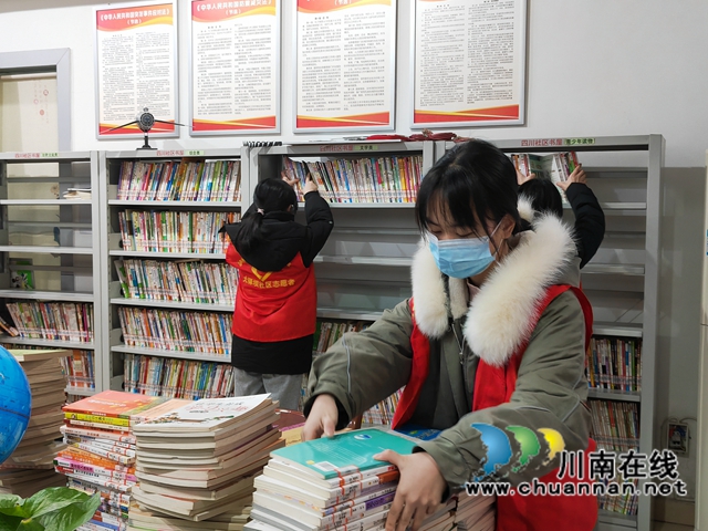 龙马潭区大驿坝社区开展整理社区图书室志愿服务活动(图3) 龙马潭区大驿坝社区开展整理社区图书室志愿服务活动(图3)