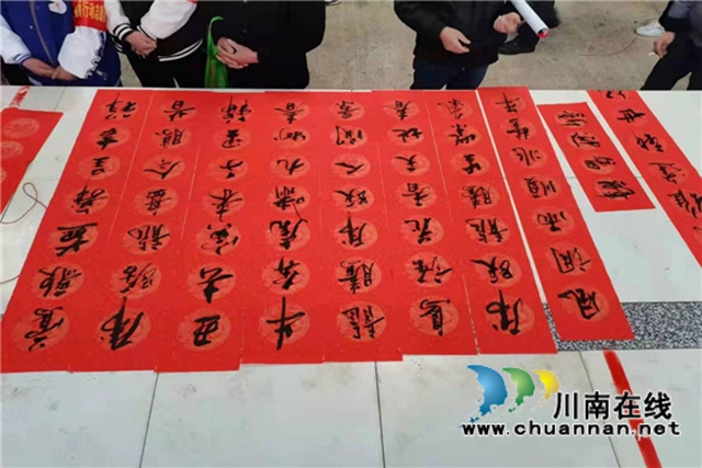 合江县石龙镇:平安宣传,法治春联进万家(图2) 合江县石龙镇:平安宣传,法治春联进万家(图2)