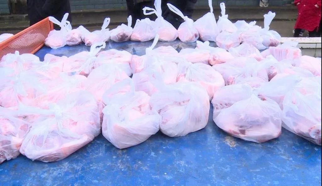 “豪横”！内江这个地方给每人发1斤半猪肉(图2)